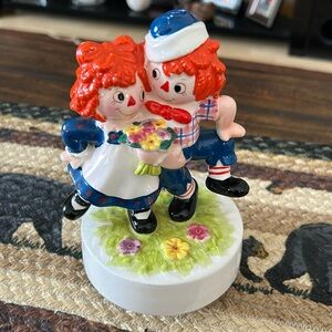 Vintage 1980 Raggedy Ann And Andy Music Box.